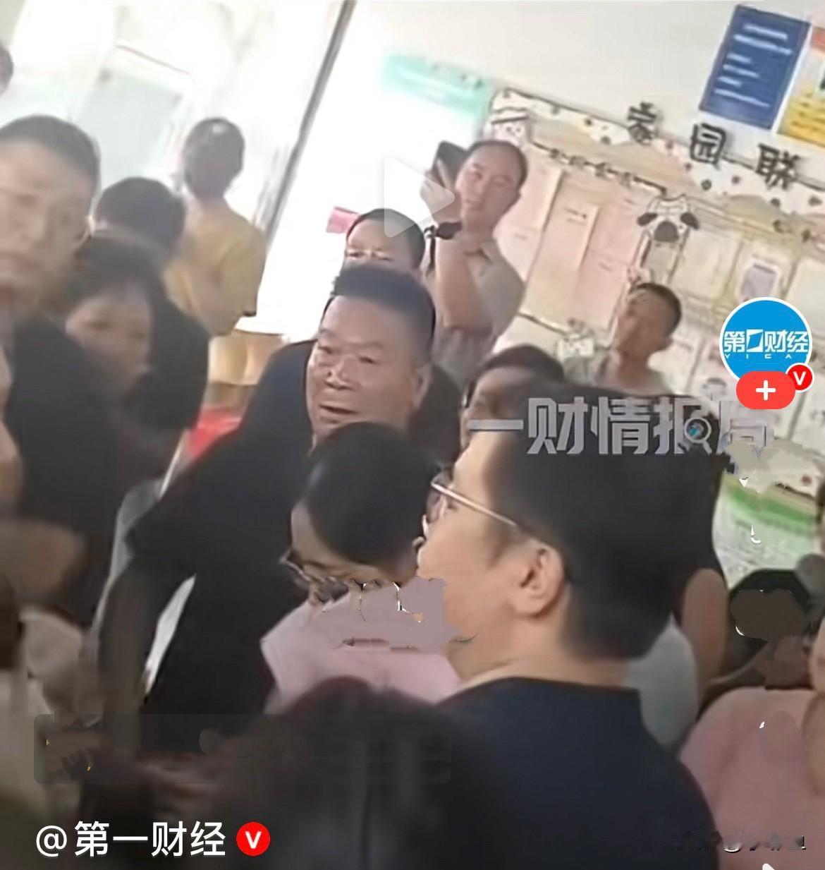 离谱到家了……
近日，陕西宝鸡新学期刚开学，家长满心欢喜给孩子办好入园手续，交完