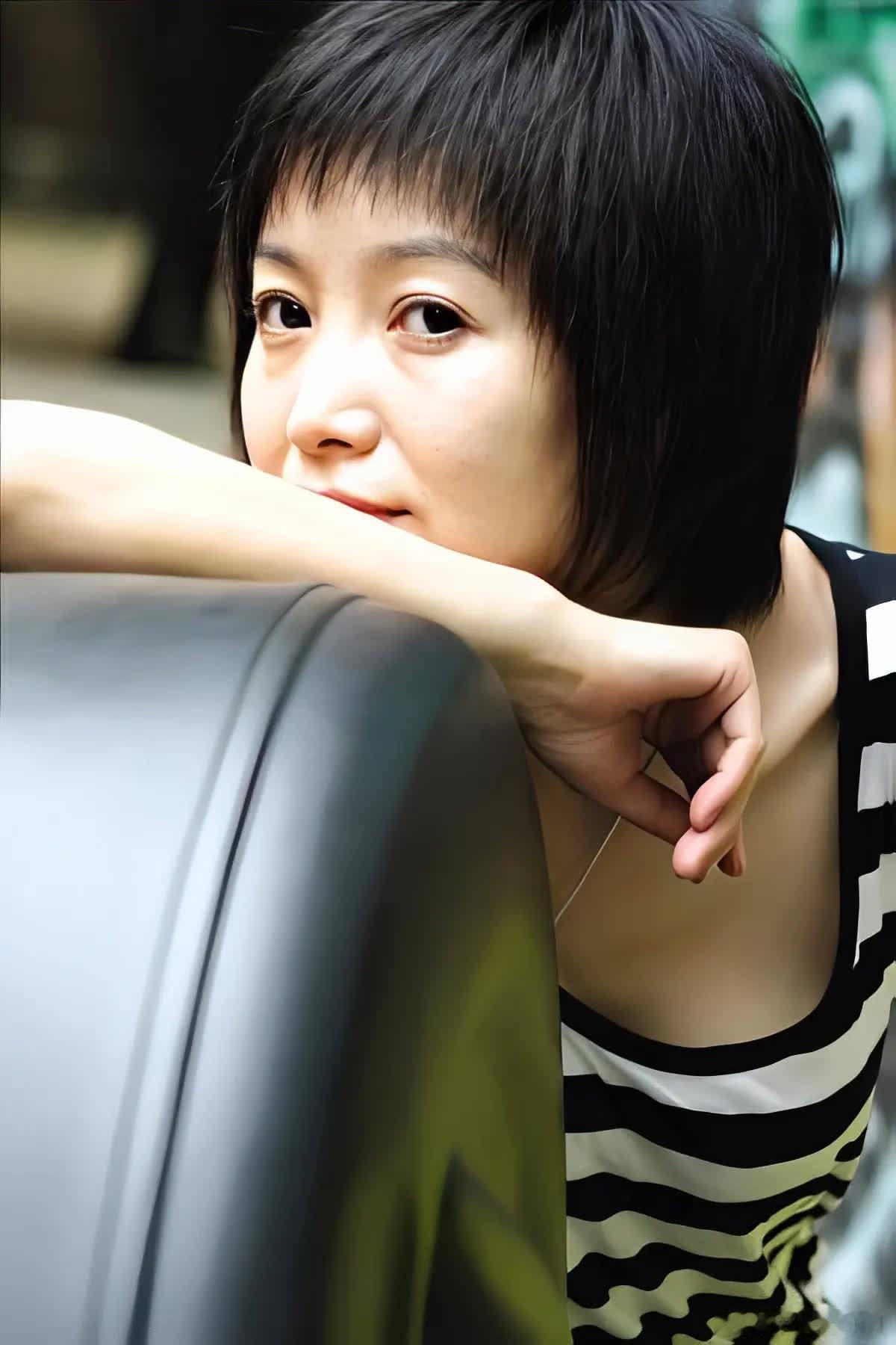 那年，斯琴格日乐挺着大肚子来见臧天朔的老婆李梅，斯琴格日乐说：他真正爱的人是我，