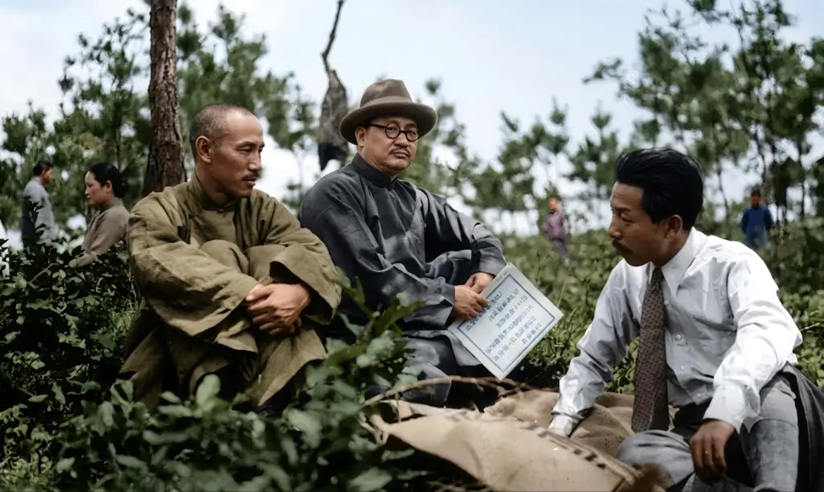 老照片：1931年7月，蒋介石（左）和连襟孔祥熙（中）与张学良（右）在山间草地密