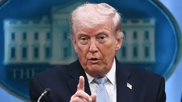 据参考消息网报道，特朗普威胁封锁霍尔木兹海峡，理由是伊朗在核问题上拒绝让步。然而