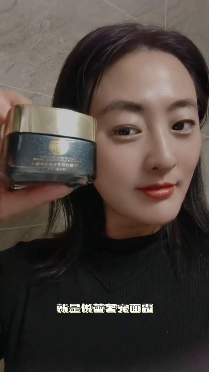 这个悦蕾抗皱紧致奢宠面霜我必须一生推。它简直就是抗皱神器，能够让肌肤更加年轻紧实