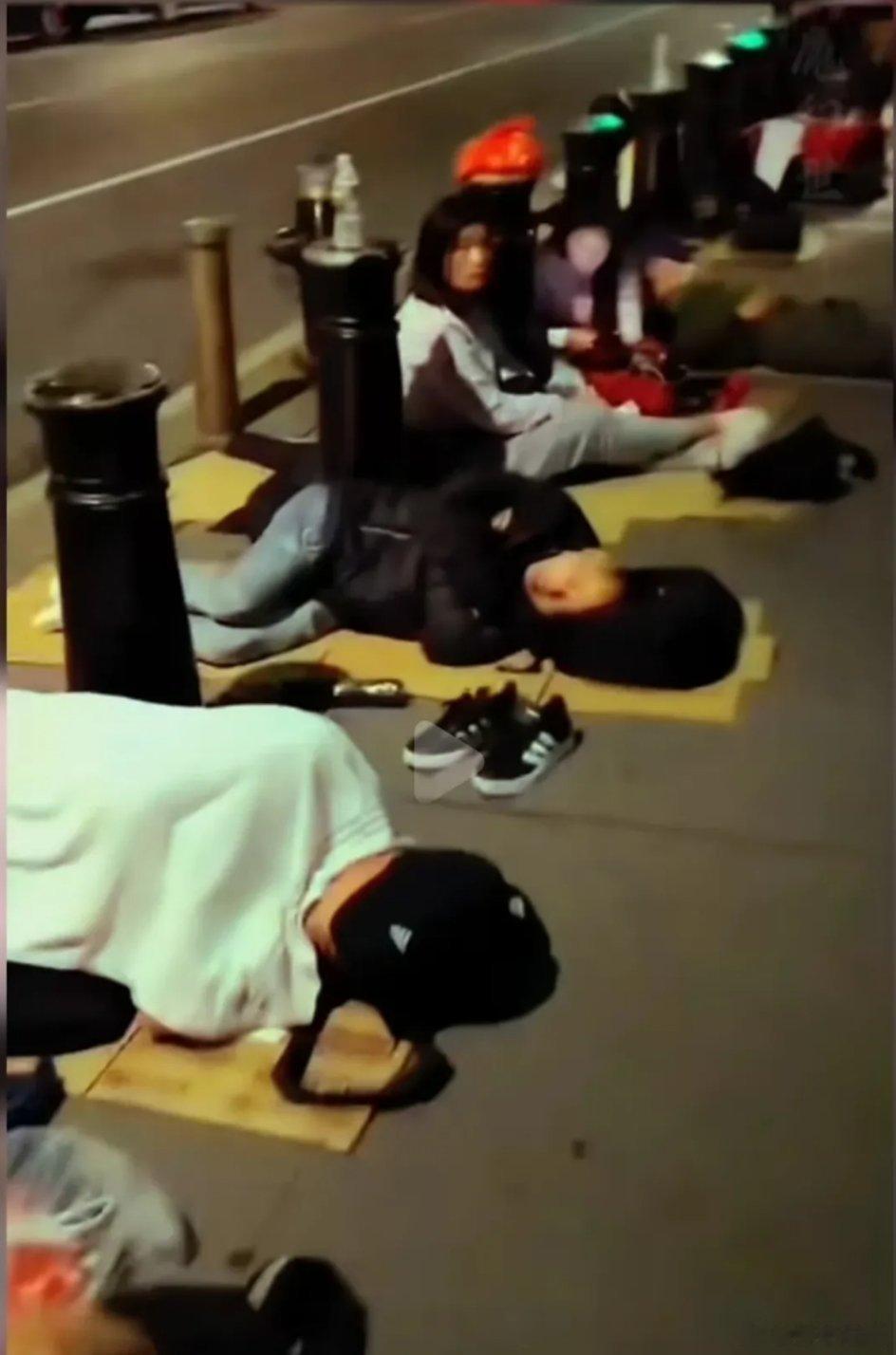 在美国，润物们正在睡满法拉盛的大街。已经没有唐人街的餐馆敢再雇佣他们了，“活慢、