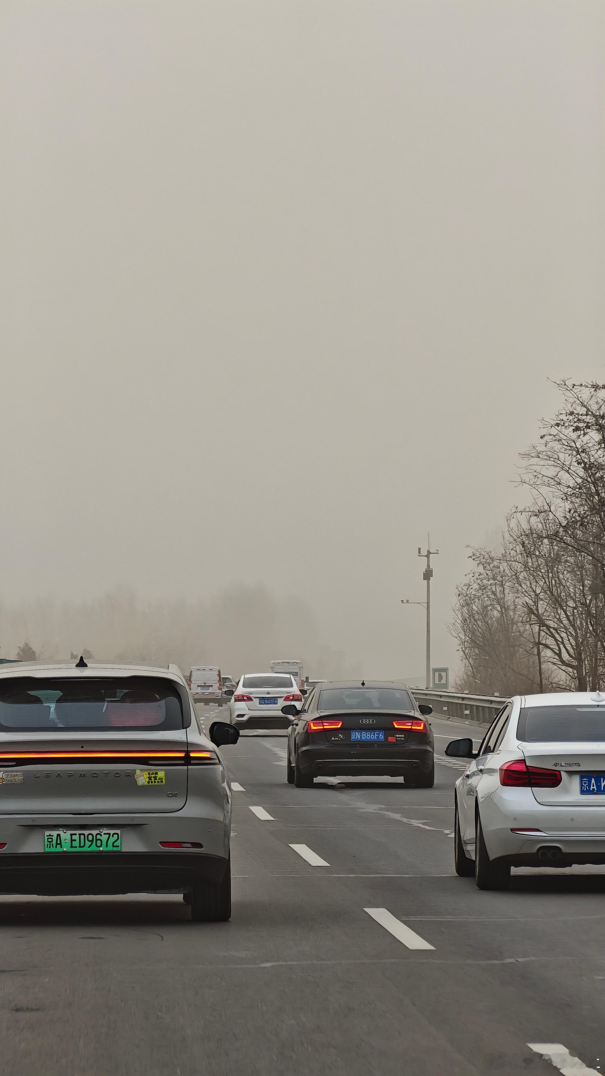黄风卷积着舞云这一嘴沙子粒儿挺咖啦大家的城市今天什么天气黄风漫天是不是就算是金砂