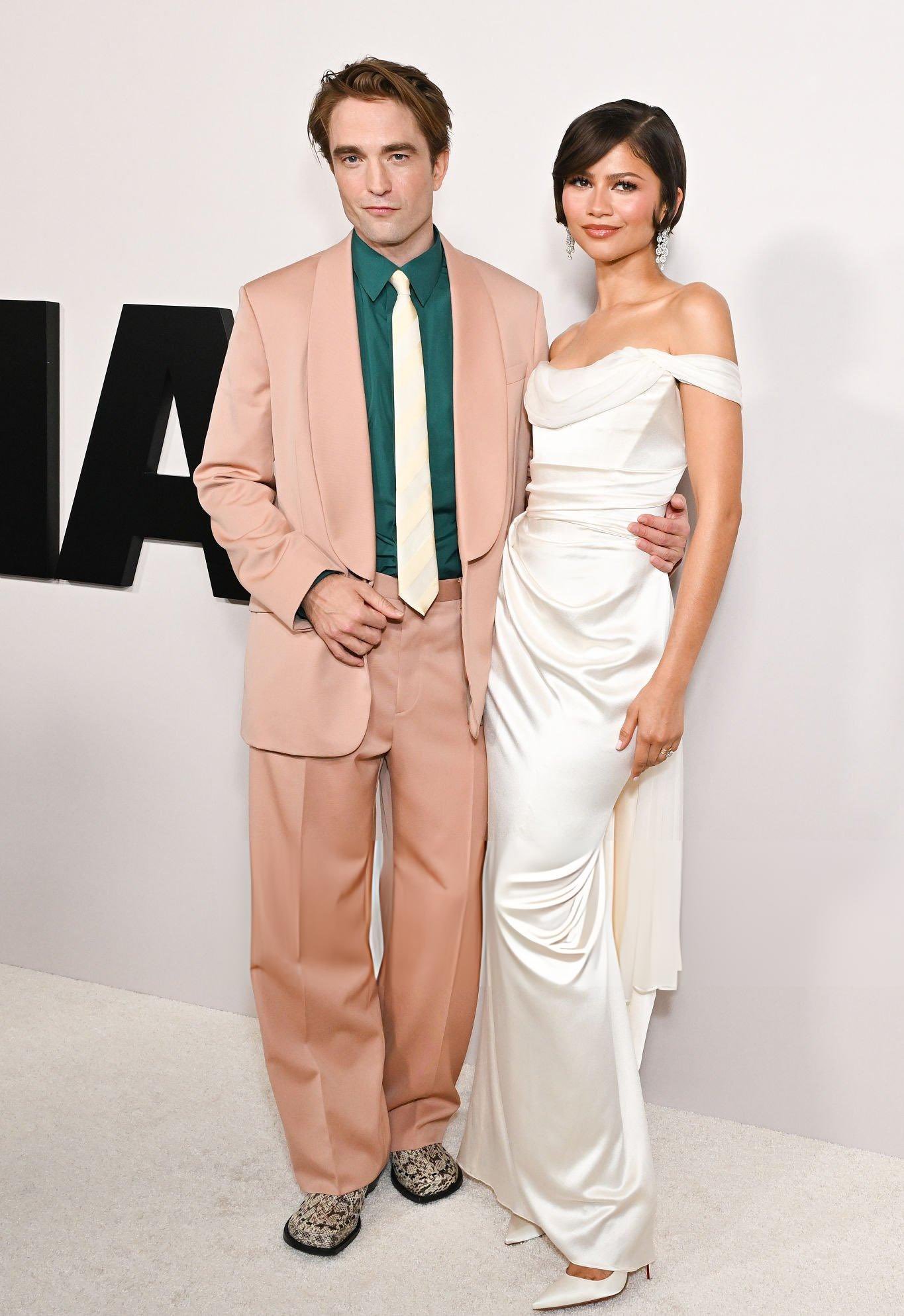 赞达亚与罗伯特·帕丁森这两天的接连同框：先是作为奥斯卡颁奖典礼主持人，后是出席二