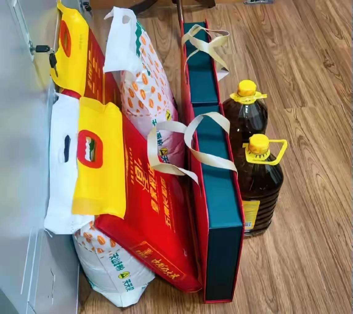 单位中秋发福利，米面油一大堆。有几个外地来的同事犯了愁，放假要回老家，东西太重不