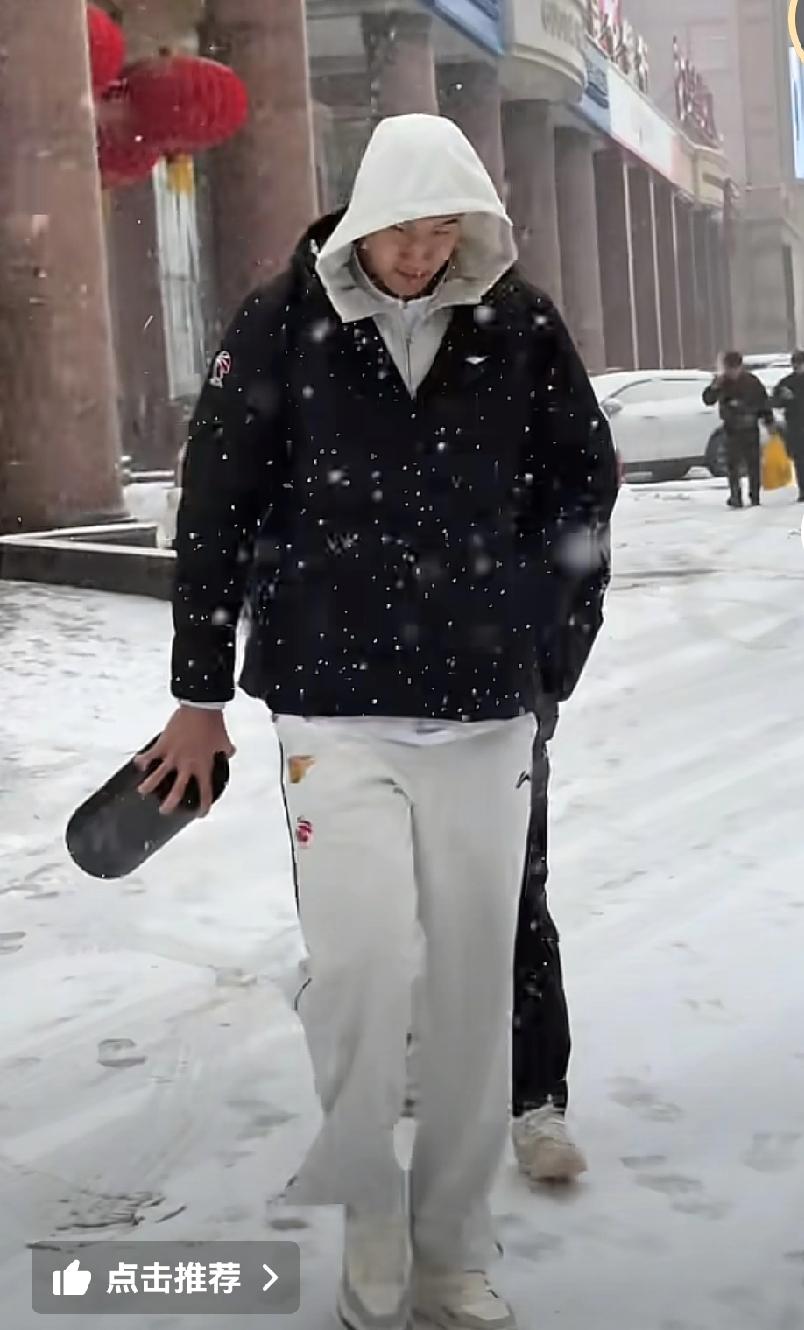 杜锋低头带领宏远残兵败将离开宾馆，真的不是知耻后勇，而是下雪地上很滑

广东队输