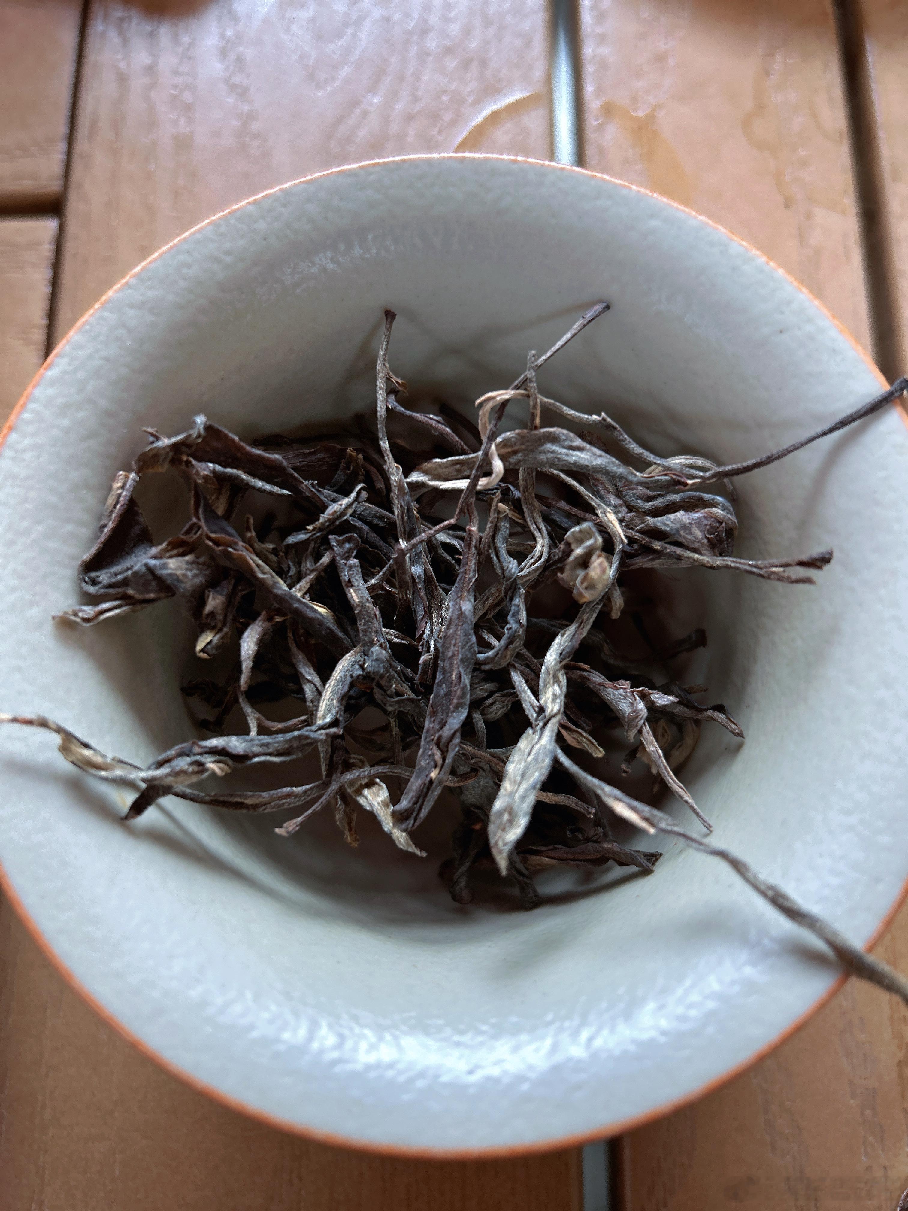 我前段时间在盒马买了一盒价格两位数的生普，包装挺像样的。喝了之后，味同嚼蜡，它这