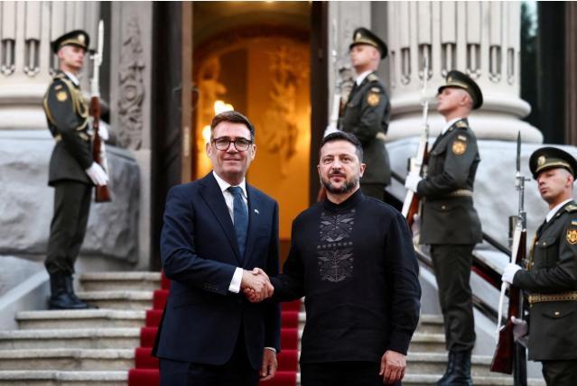 英国真的是没救了！俄罗斯“战争预警”刚落地，伦敦反手加码1亿英镑军援：这是怕死得