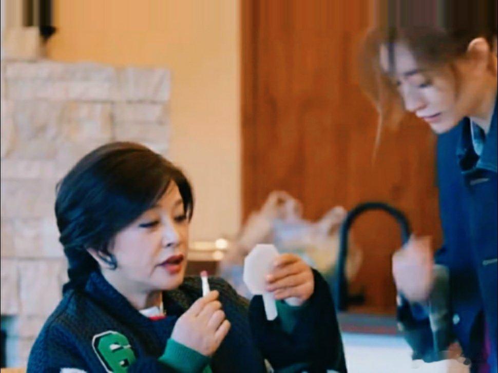 李小冉把口红给刘晓庆用 俩人关系究竟如何，只有她们本人最清楚。其他人就不要胡乱猜