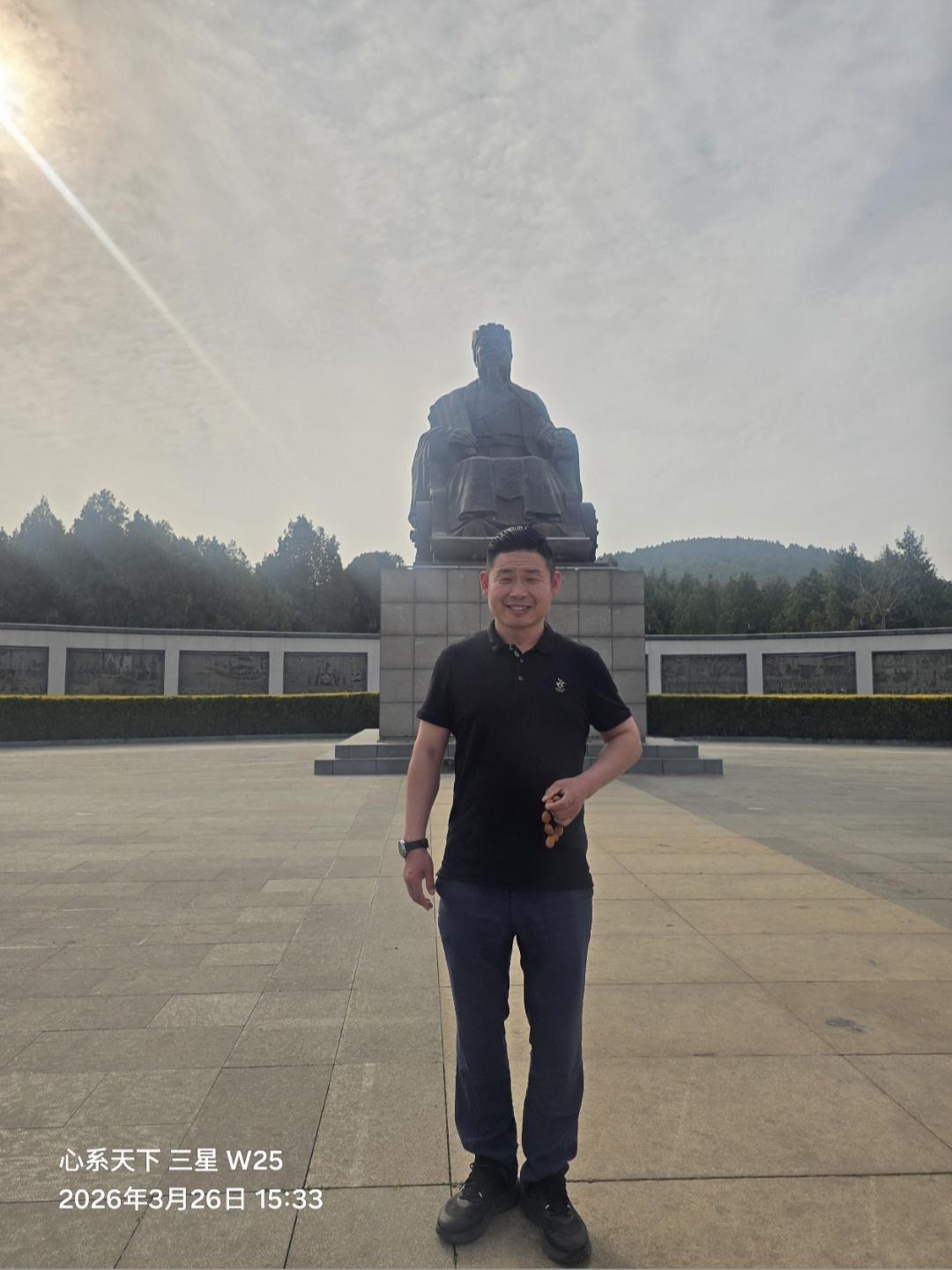 咏诸葛武侯
      字臻仙
隆中一对定三分，
羽扇轻摇百万军。
鞠躬尽瘁酬三