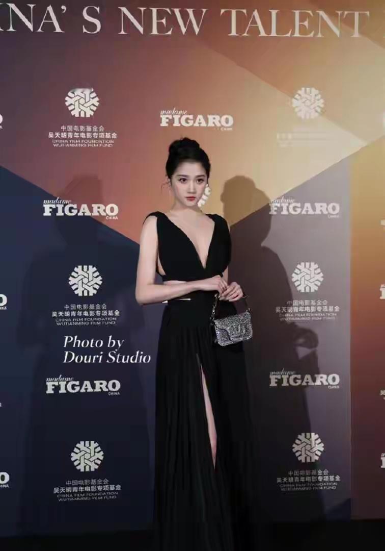 关晓彤米兰全英文采访引爆热搜！如今逆袭成国际范女神，网友：这才是内娱文化担当！谁