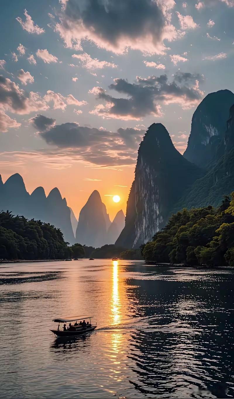 七律•世间人情冷如霜
世间情冷若寒霜，
利锁名缰困意长。
昔日交游皆散影，
今时