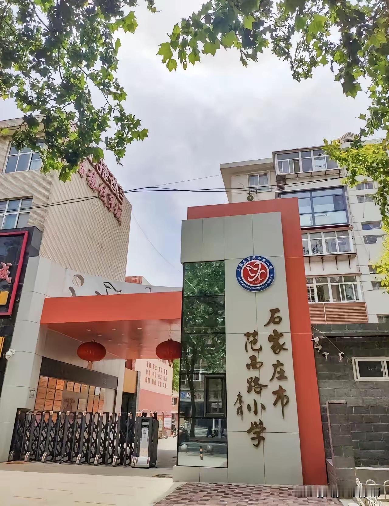 央视新闻主播康辉的父亲，毕业于北京邮电大学，大学毕业后分配至河北省邮政管理局工作