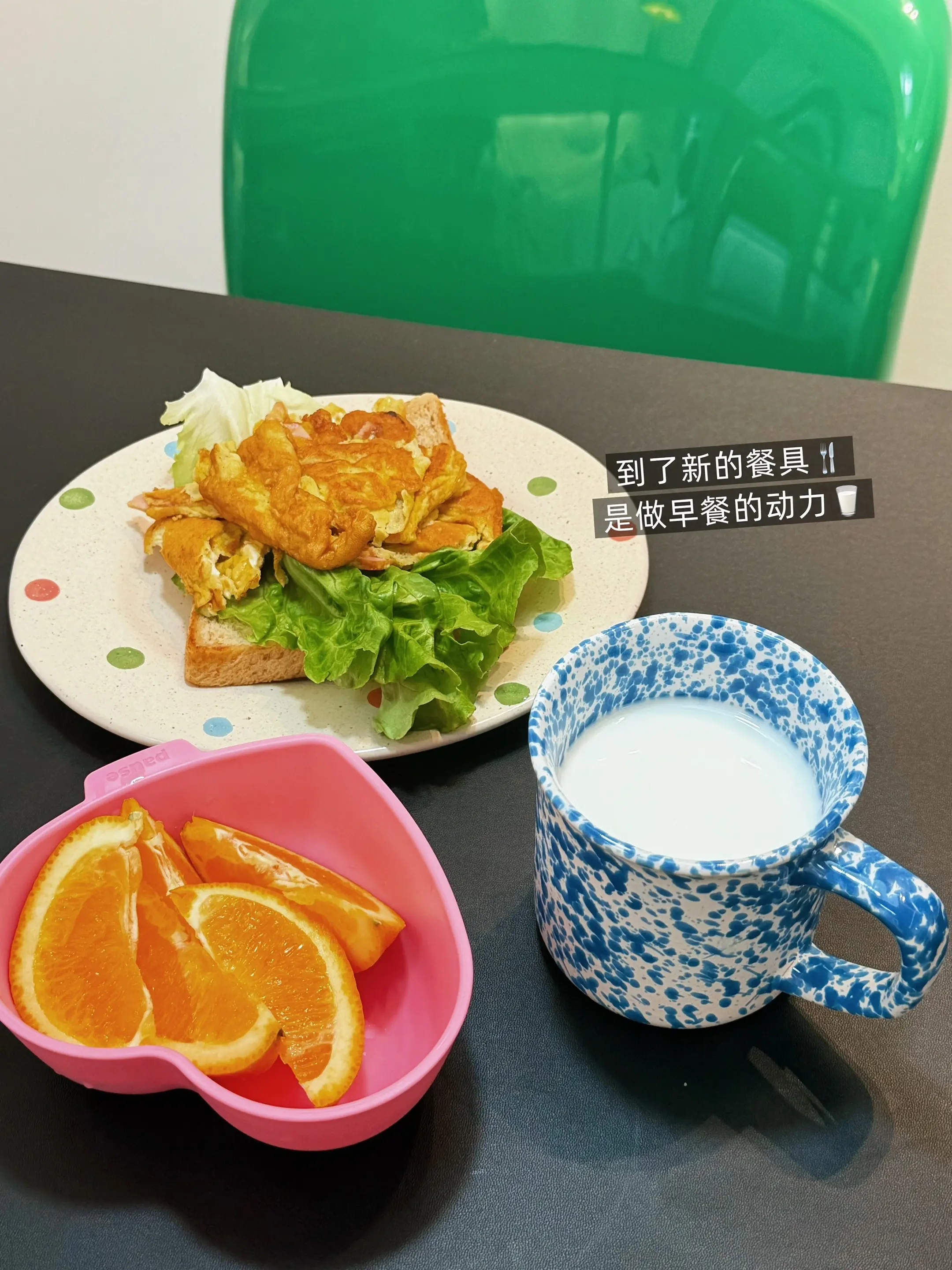 厨房是爱，幸福、想象力迸发的地方。我喜欢做饭、我喜欢待在厨房的时光。