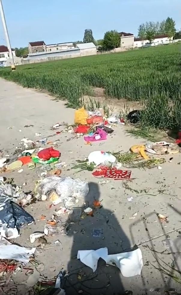 市民吐槽：盐东镇生建村小区西边的路上垃圾堆得到处都是，垃圾桶早就满得溢出来了，各