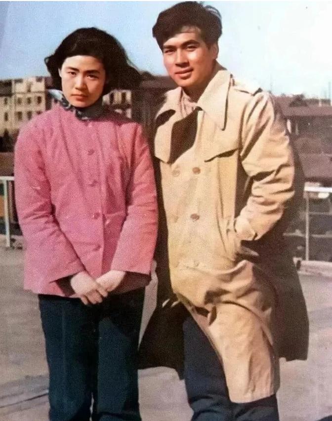 1982年，电影《牧马人》拍摄期间在甘肃张掖（山丹军马场）取景，主演朱时茂到车站