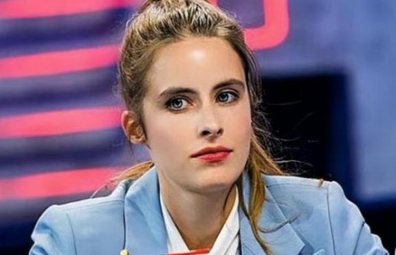 “不让我去中国找他，我就终身不嫁！”2021年，一位年轻貌美的美国女学霸不顾父母