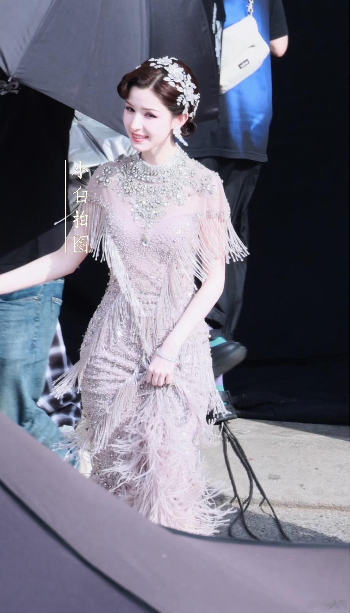 哈妮克孜露背旗袍 在这样精致的造型下，她真的是一位令人惊艳的女神，优雅与时尚的结