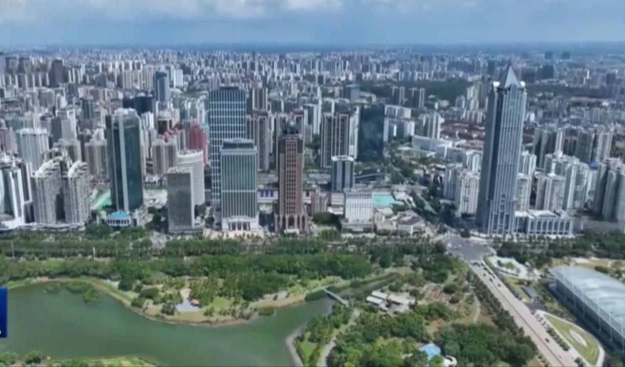 俯瞰南国都市，高楼林立与生态绿意完美交融。现代化摩天楼群拔地而起，勾勒出城市的繁