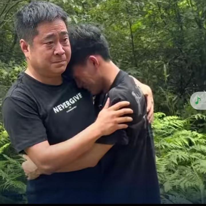湖南，1男子考试结束后来到父母坟前祭拜，突然男子转身朝表哥跪了下去:哥，没有你就