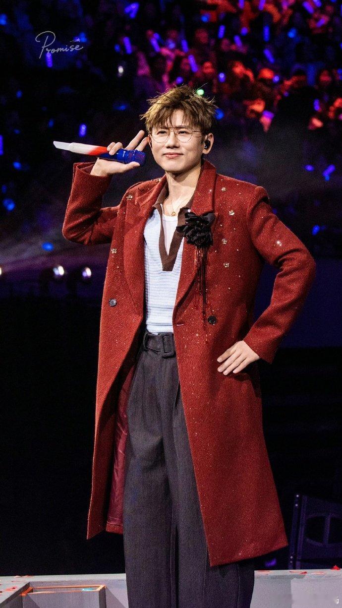 张杰明天过后有满天的星星张杰未LIVE巡回演唱会张杰唱《明天过后》的瞬间全场闪光