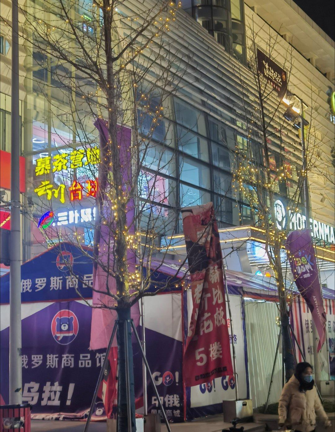 这里本来是一个广场，现在突然摆摊了，各种小吃，小商品。看起来是一件小事情，但折射