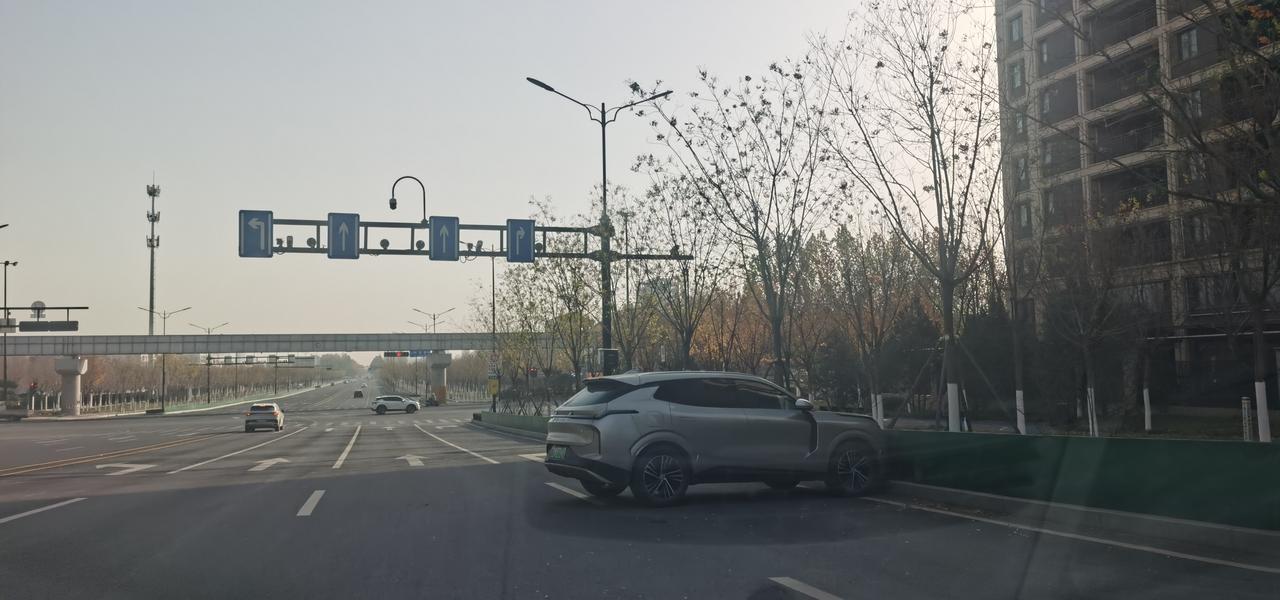 在济南高新东区，车居然可以这样放。