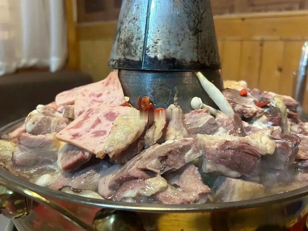 圣境甘南烟火夏河 甘南夏河的馈赠从不靠繁复的调味取胜。夏河的美食，是草原最直白的