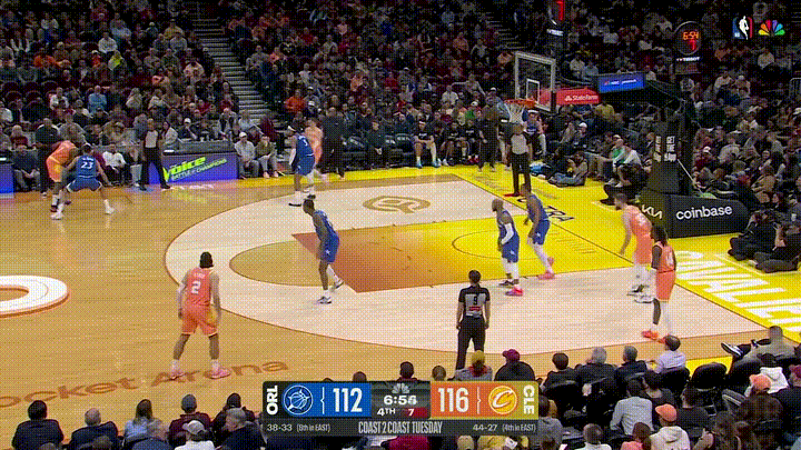 骑士超级控卫哈登的传球真是出神入化！在今天进行的骑士和魔术的比赛中，当时比赛进行