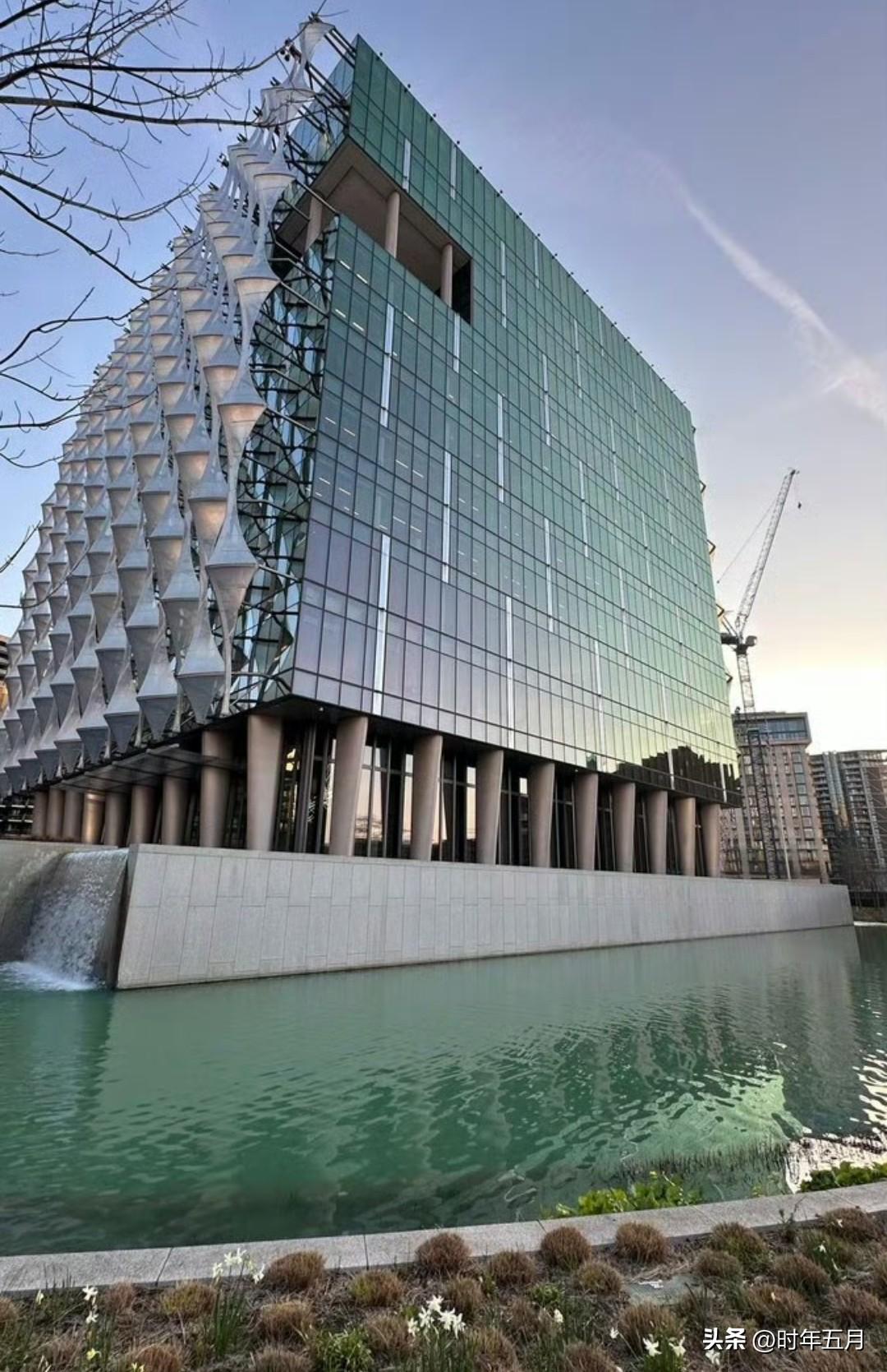 英国记者：

我就住在美国驻伦敦大使馆旁边。
他们真在大使馆周围挖了条护城河。