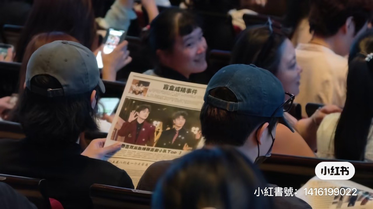 李黑和mrp阅读报纸画面感觉两个人年龄+50岁 