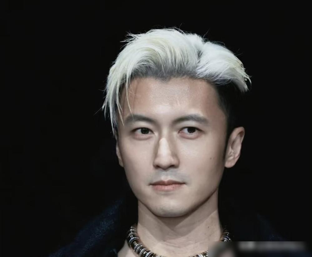 早上才到，彩排都没赶上，照样压轴登台。
23岁，从14米高空跳下。
43岁，