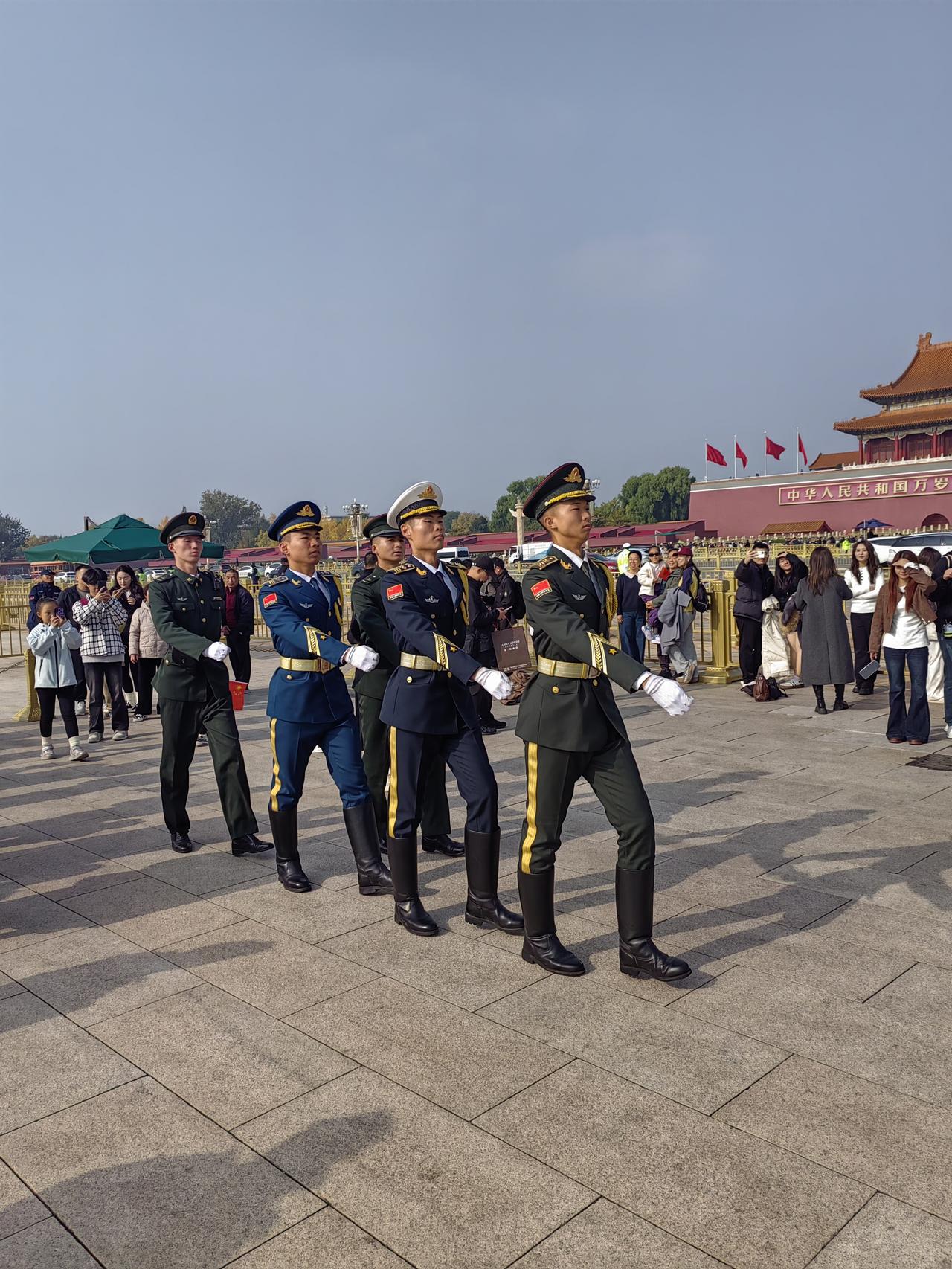 威武雄壮的国旗兵换岗！