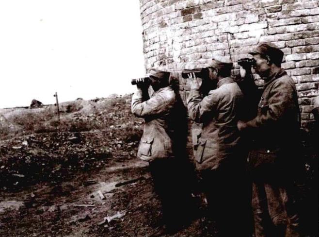 在太原战役前线观察敌情指挥作战。
左起:李天焕、杨成武、李志民。