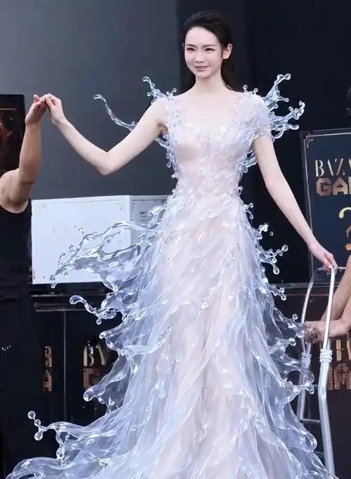 这跟裸奔有啥区别？戚薇穿了一条3D打印的水花裙现身武汉，整条裙子几乎全透，里面还