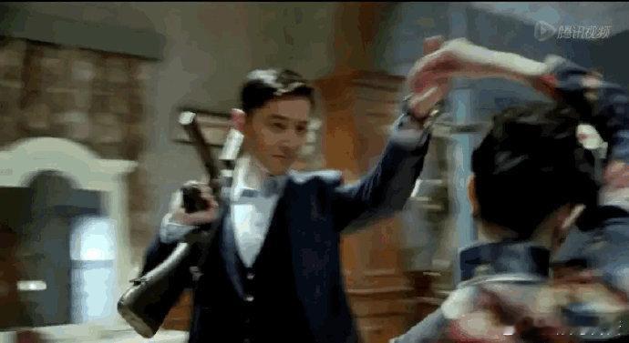 《伪装者》跳舞戏，胡歌这个拿枪跳舞真的太帅了[哇] ​​​