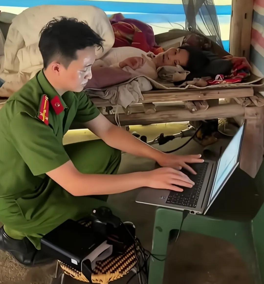 越南进村工作人员。