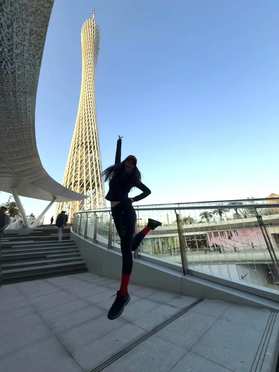 地标普通，出片就不普通。迎接国庆 活力满满 广州塔下跑起来 这个机位秒...