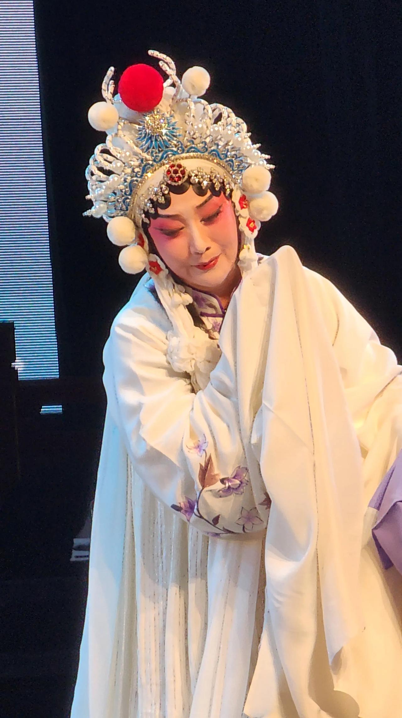 昨晚观看了由西安易俗社演出的青春版《白蛇传》，感慨良多。一是经典移植很成功，秦腔