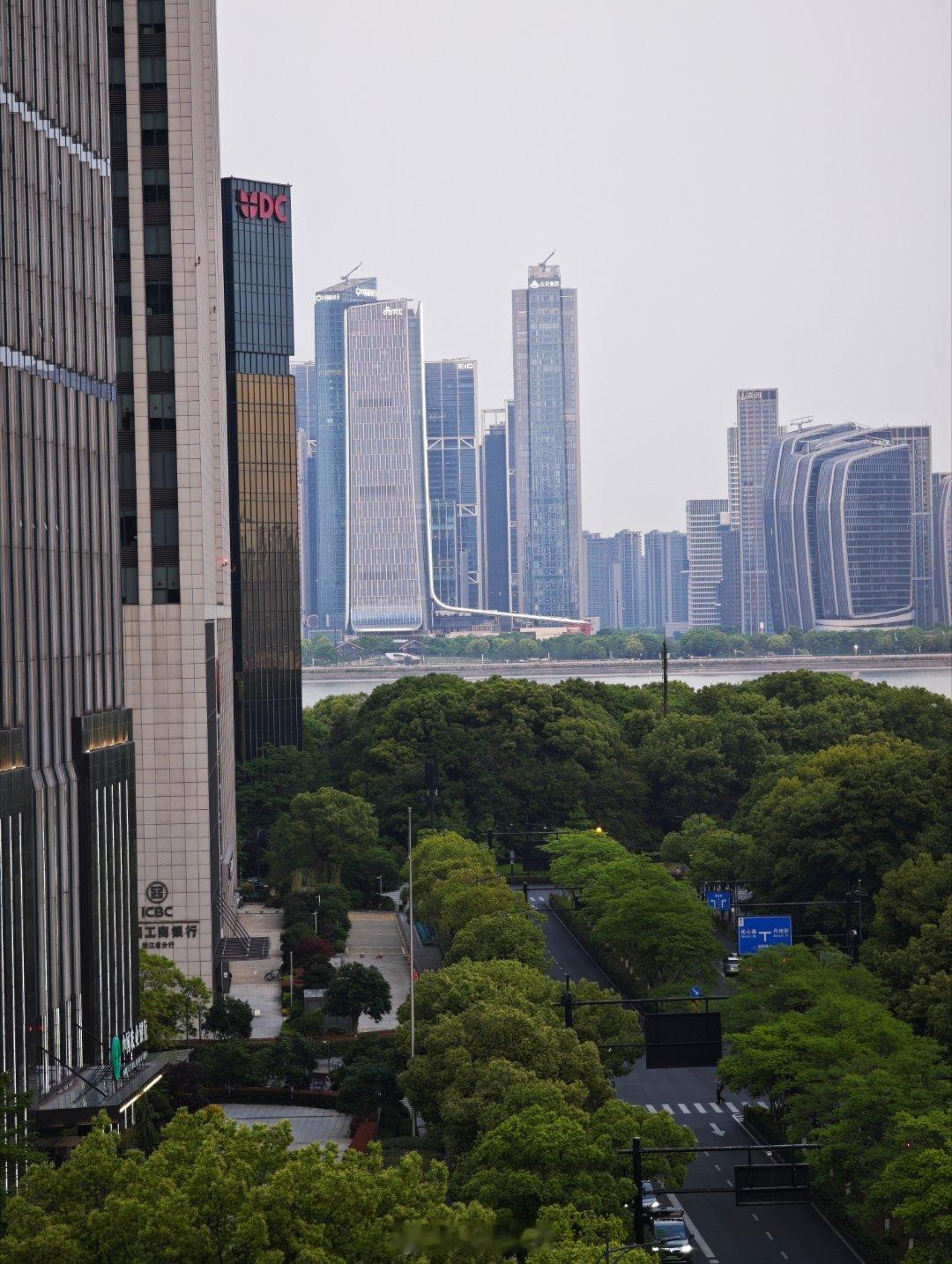 民心路上，还是能感受到绿发中心的压迫感。 