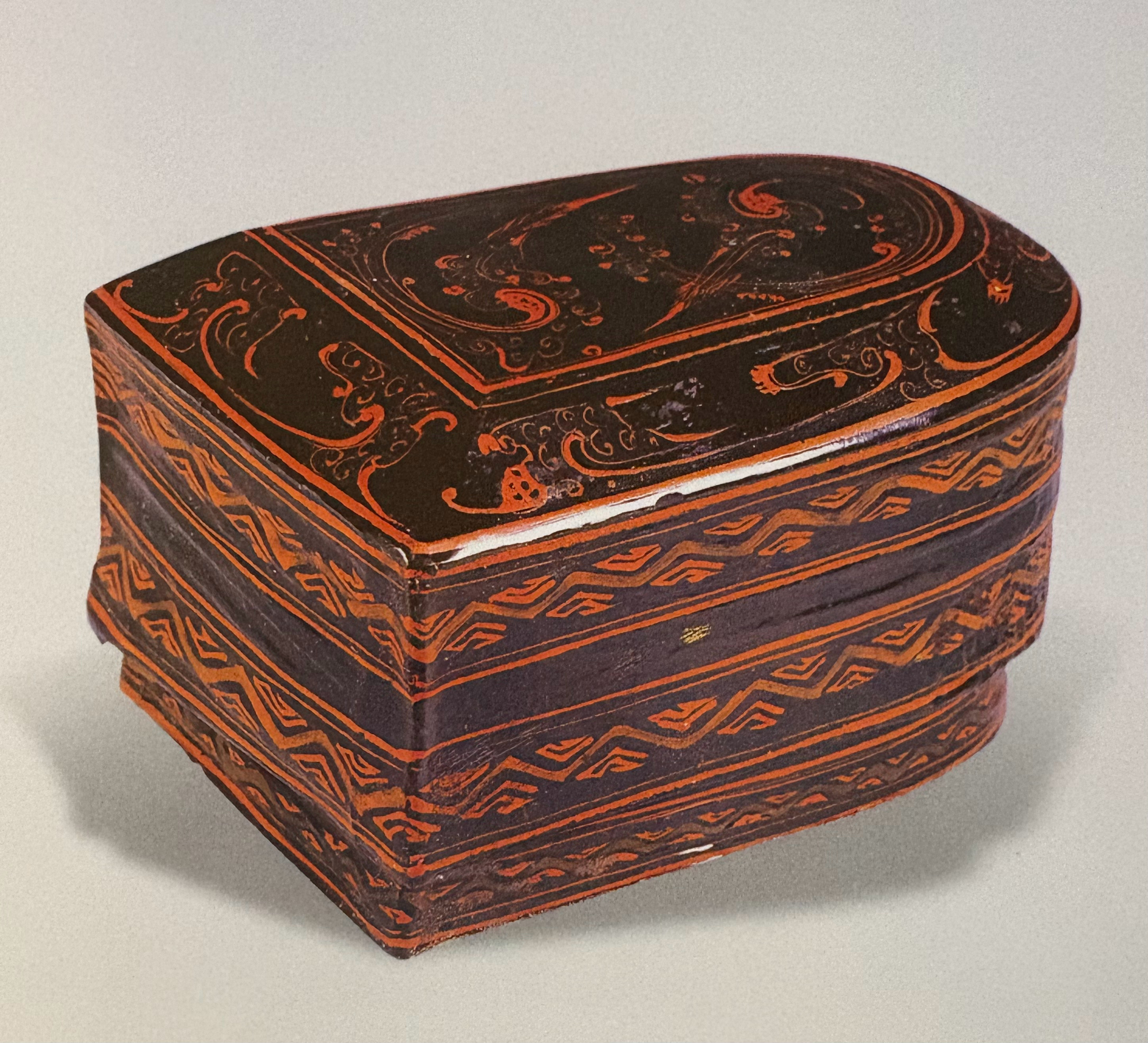 江苏仪征市博物馆藏1999年仪征市新集庙山村赵庄西汉墓葬出土彩绘云气变形鸟纹漆子