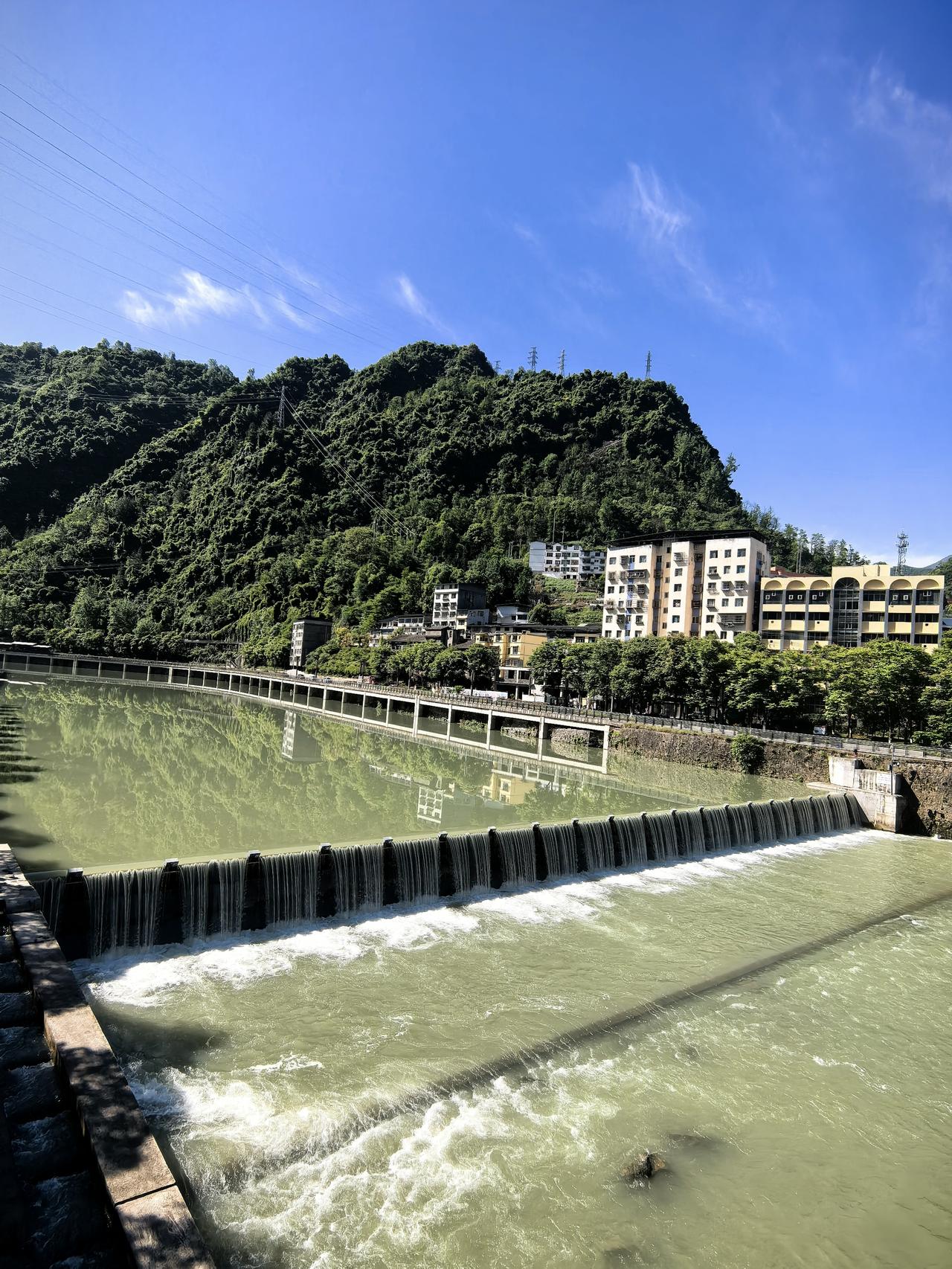 藏于大巴山麓，林海叠翠绕街巷，云雾漫过山檐。
三省襟喉蕴灵秀，氧风拂面，尽揽巴山