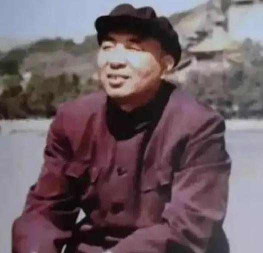 1936年，他放走61名共产党，14年后开国元勋联名寻找代号“OX”，找到他时，