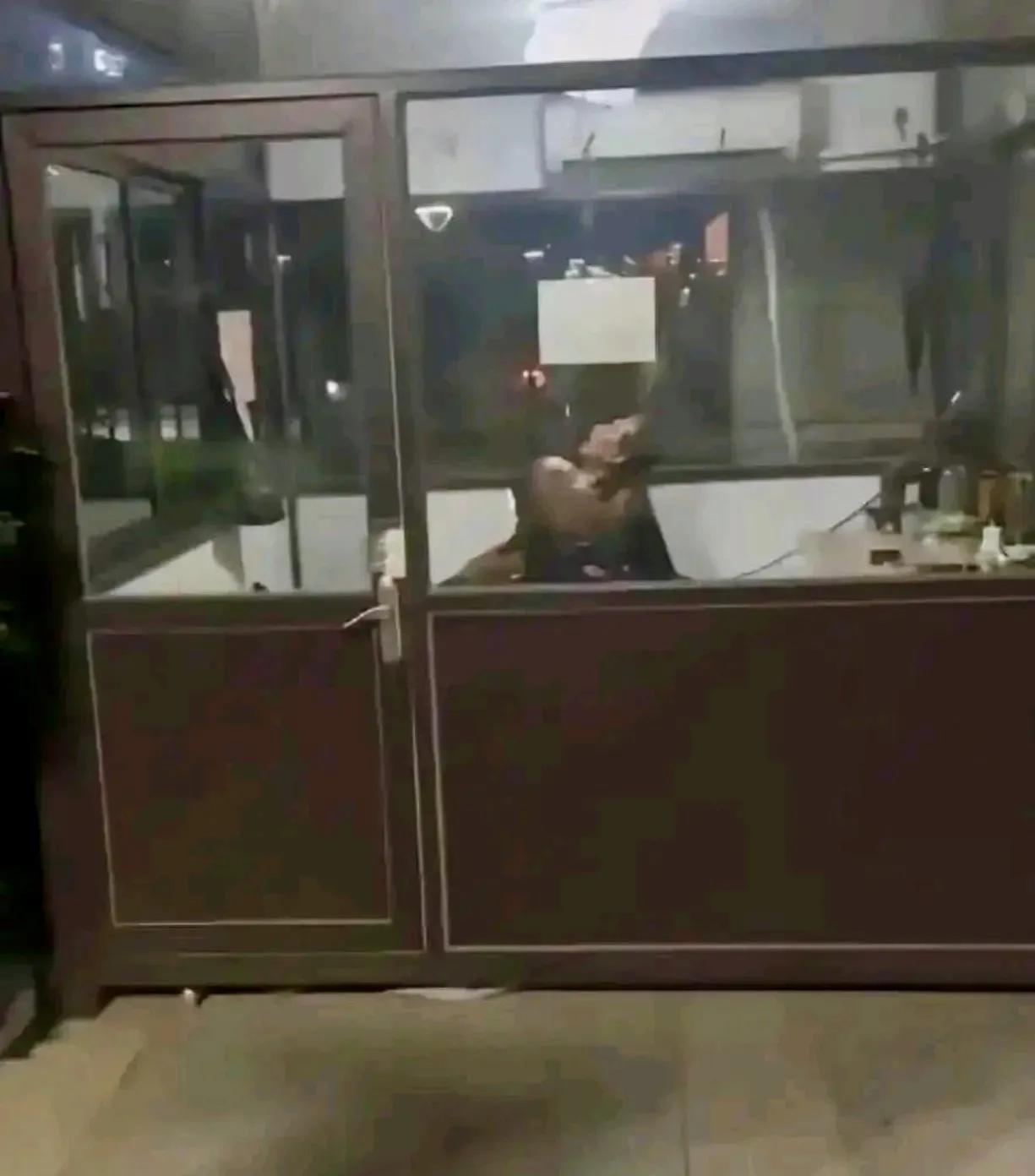 小区门口看到的一幕，纳闷了！招这样的安保人员有何意义呢？[what]