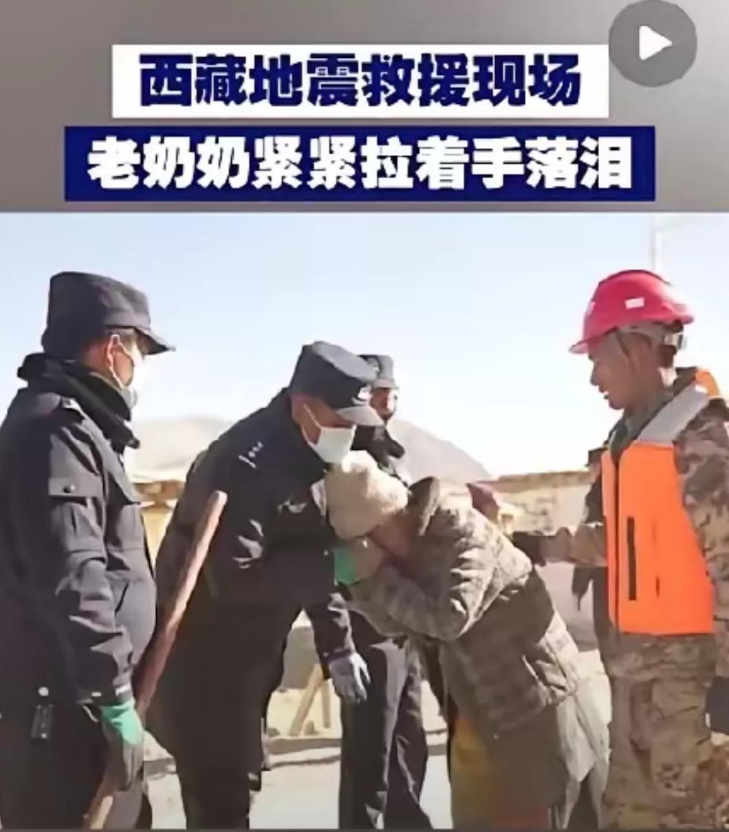 老奶奶看到解放军了，
感觉很心安，
此时无声胜有声，
所有的语言，
都不能表达心