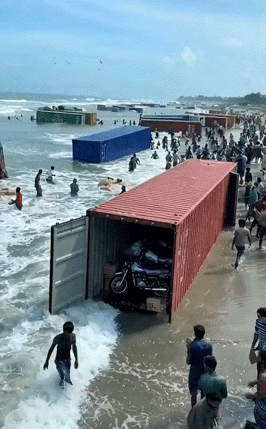 这么多集装箱都漂浮在海岸边，里面都装满了东西，这些集装箱好像也没有了主人一样，这