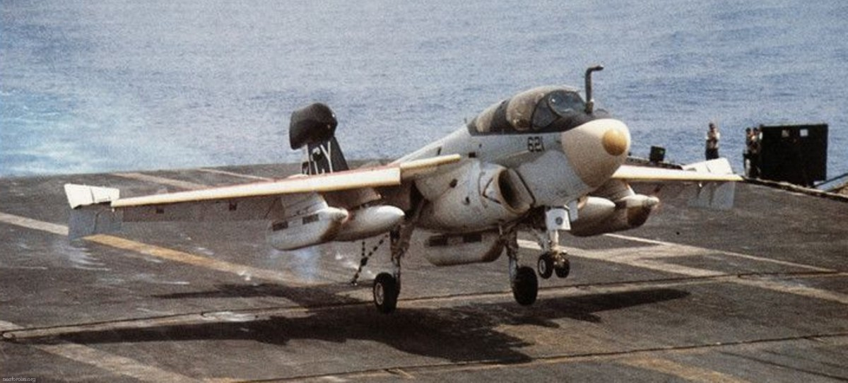 1981年5月26日，美国海军“尼米兹”号航空母舰(CVN-68)在夜间训练中发