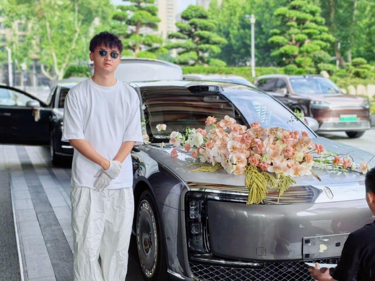 🧧李杰灵当婚车司机收到红包🚗韩路晒车评人小吕秋晨结婚车队车评人小吕秋晨大婚，