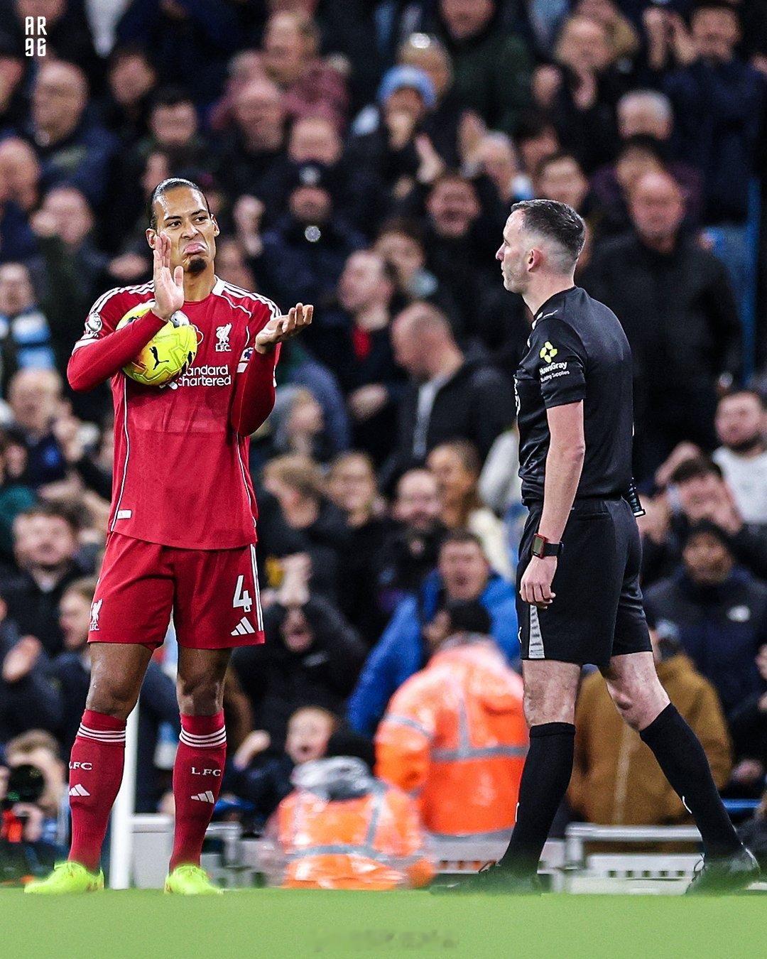 主裁判判罚点球之后，范戴克边鼓掌边做鬼脸[笑cry]他并没有吃牌。不过利物浦球迷