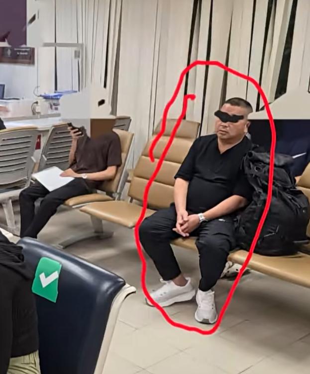 一名中国男子泰国航班上盗窃 20 万泰铢，机场逃离时被事主当场抓获。3 月 12